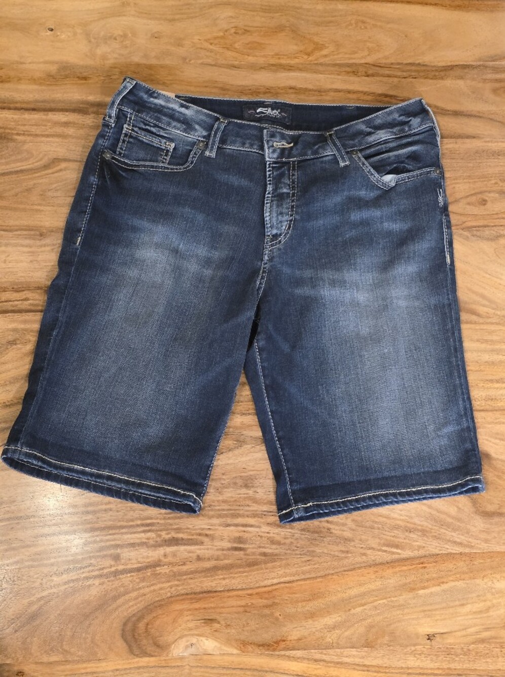 Silver Jeans Co- Suki Bermuda mid-rise shorts,  Women's W31/L9. NWT